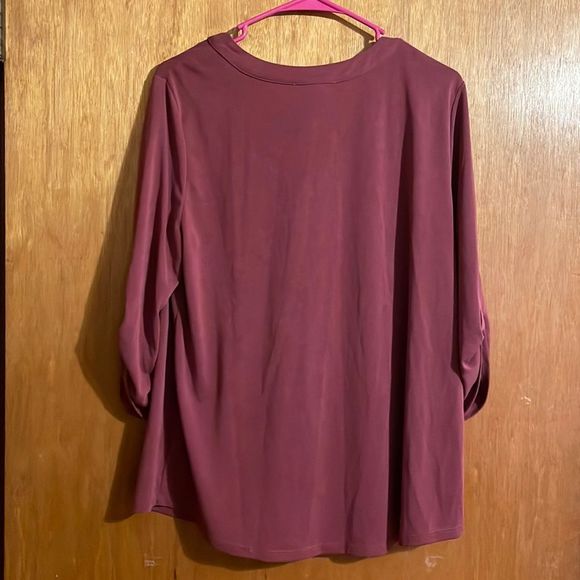 •ADRIANNA PAPELL•WINE 3/4 CONVERTIBLE SLEEVE V-NECK BLOUSE IN SIZE MEDIUM - Picture 4 of 6